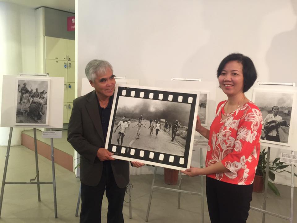 Photographer Nick Ut Presents His Iconic Napalm Girl Photo To Womens