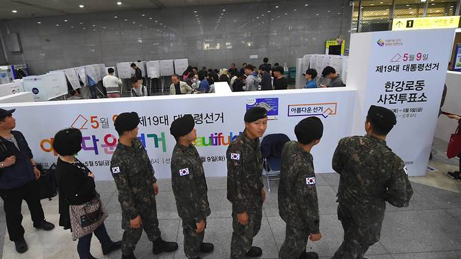 South Koreans vote for new leader