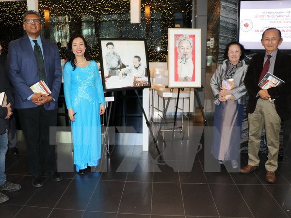 Paintings and books about President Ho Chi Minh introduced in Toronto