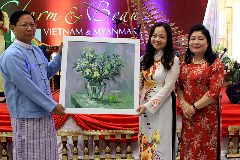 exhibition on vietnamese myanmar cultures people helps promoting cultural exchange