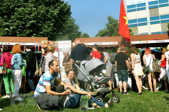 vietnamese food attracts czech people in festival