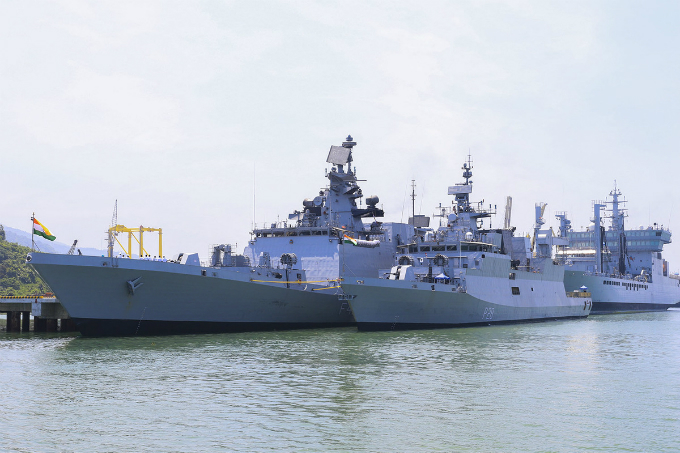 Three Indian naval ships with 900 officers and sailors arrived at Tien Sa Port, Da Nang, on Monday, starting a five-day visit as part of the deployment of the Indian Navys Eastern Fleet to Southeast Asia and the northwestern Pacific.