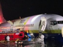 boeing 737 slides off runway into florida river 21 hurt
