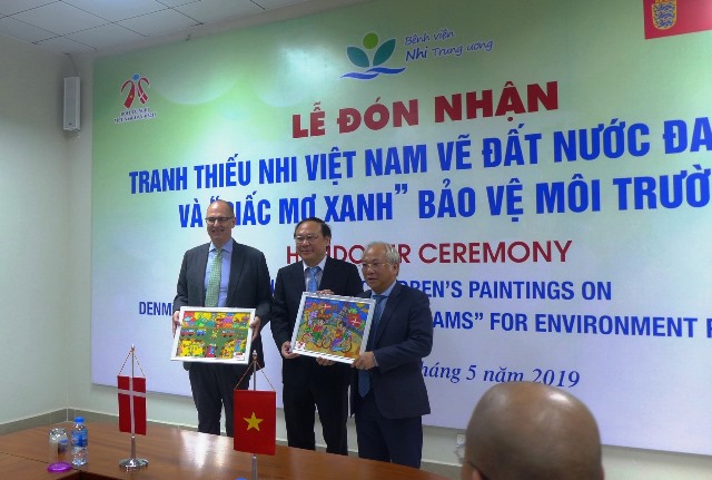 Nearly 200 painting contest entries gifted to Vietnam National Children’s Hospital