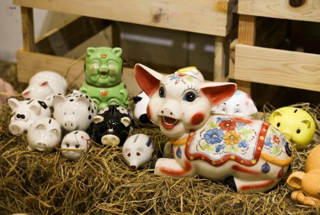 Hanoi hosting exhibition of pig objects