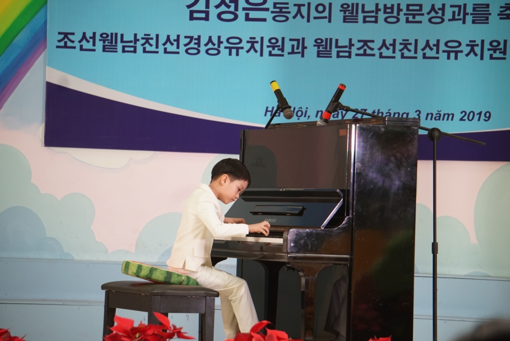 North Korean children sing Vietnamese song “Who loves Ho Chi Minh than children”