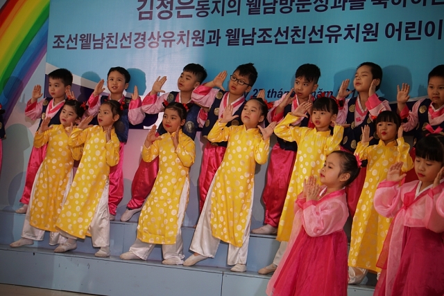 North Korean children sing Vietnamese song “Who loves Ho Chi Minh than children”