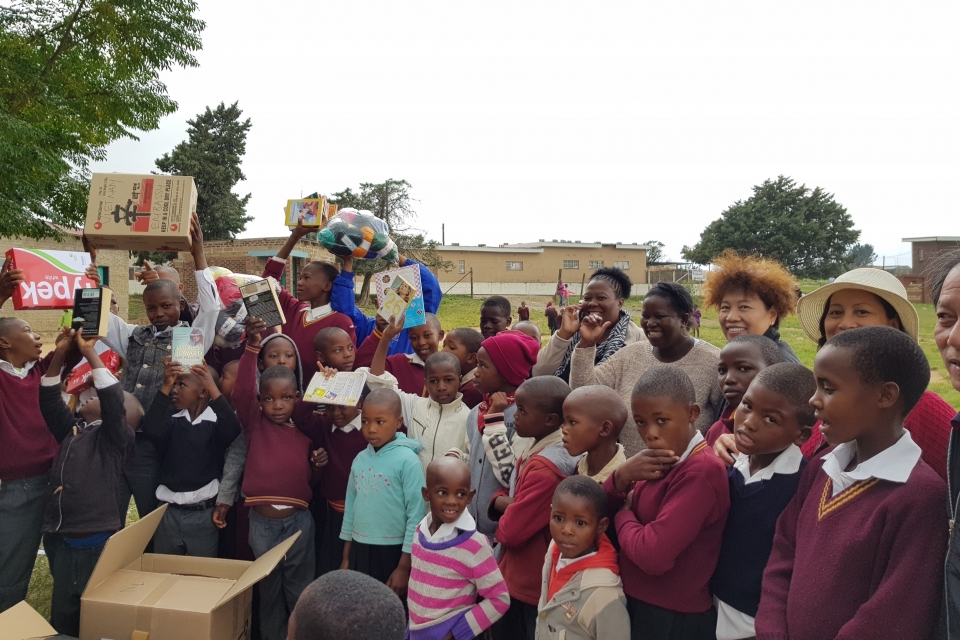 Vietnamese diplomats supports needy students in Lesotho