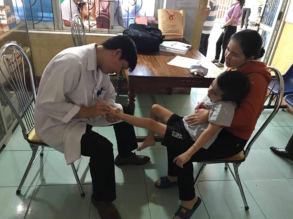 Zhishan Foundation offers health check-up to children with disabilities in Quang Binh