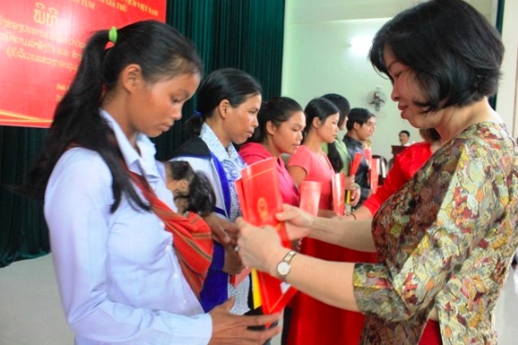 38 Laotian in Kon Tum granted Vietnamese citizenship