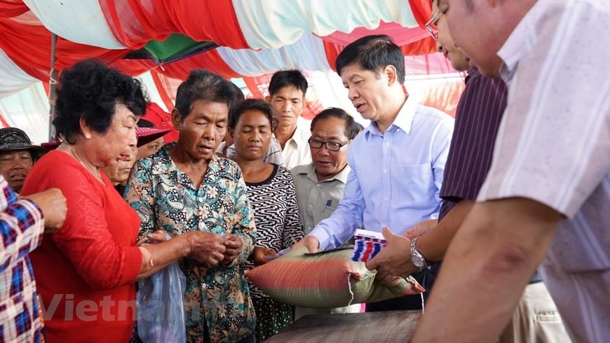 Vietnamese Cambodians in Kampong Chhnang received rice