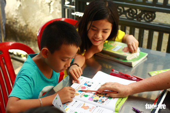 Retired Da Nang teacher tutors local children in English for free