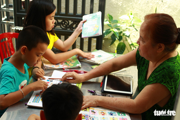 Retired Da Nang teacher tutors local children in English for free