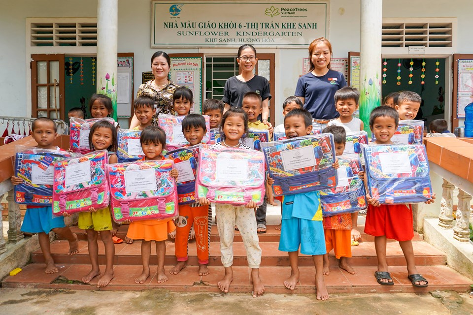 PeaceTrees Vietnam presents gifts for children ahead of new school year