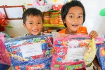 peacetrees vietnam presents gifts for children ahead of new school year