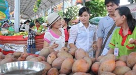 Thousands flock to Southern Fruit Fest