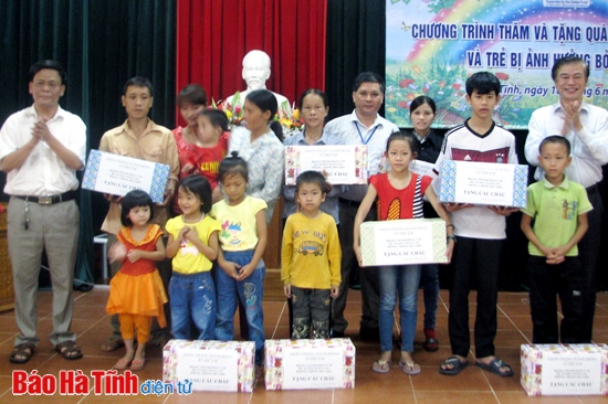 children infected withaffected by hivaids in ha tinh province given presents