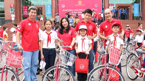 poor children in binh dinh province receive free bicycles