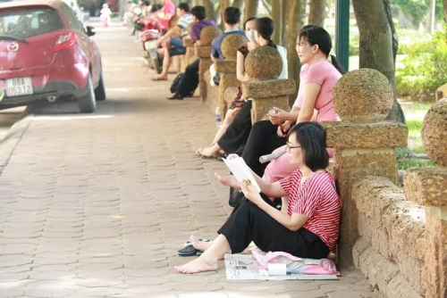 parents sleepy hurriedly eating while waiting their children to take high school entrance exam