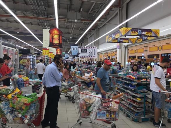 qatar residents rush to stock up on food after border closed