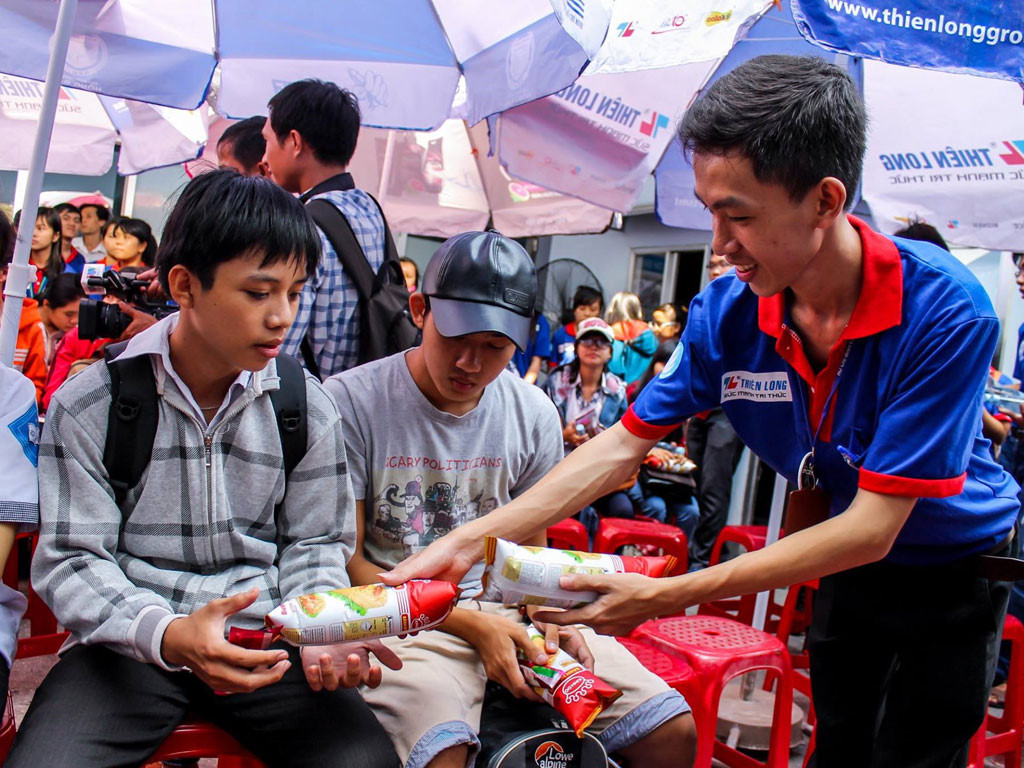 Ho Chi Minh city: About 10,000 volunteer students to help candidates during exam 2017