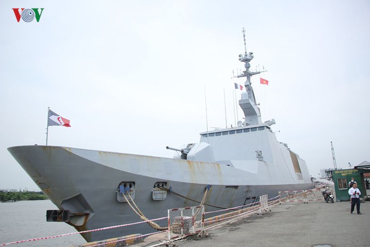 french naval ships make friendship visit to vietnam hinh 2