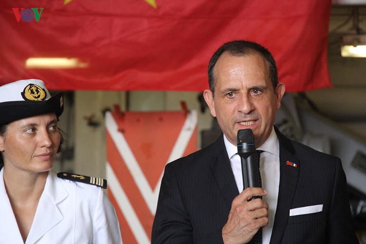 french naval ships make friendship visit to vietnam hinh 5