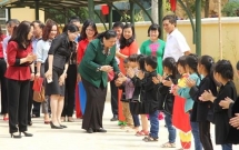na vice chairwoman presents gifts to needy students in lang son