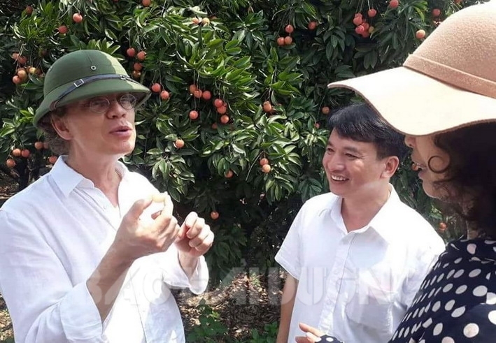 Swedish Ambassador spends weekend in lychee garden