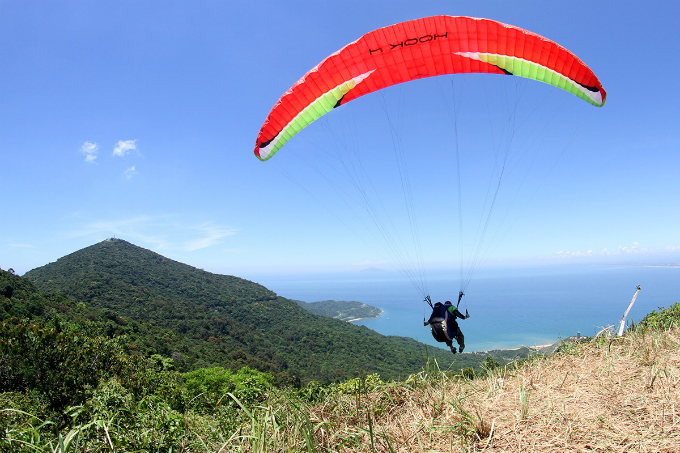 nearly 100 paragliders to fly at da nang competition