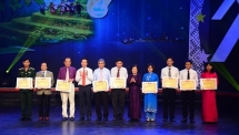 Vu A Dinh scholarships presented to excellent ethnic students nationwide