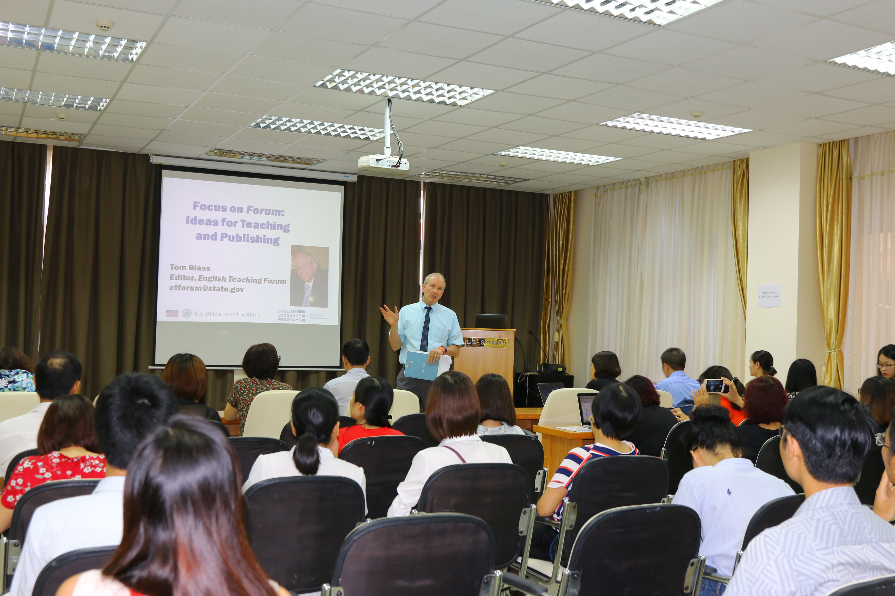 American expert shares experience in international publication at VNU