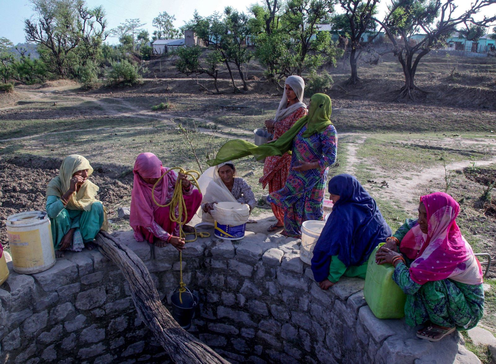 India: Temperatures pass 50 degrees Celsius, water shortages alert