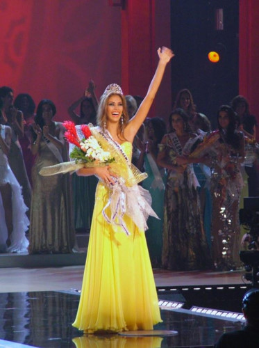 Yellow evening gown worn by Vietnamese beauty wins Miss Universe award