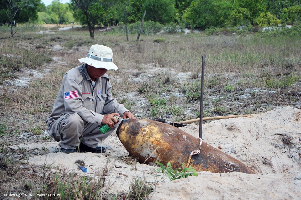 Detonating 750-pound bomb partly dismantled by scrap metal collectors