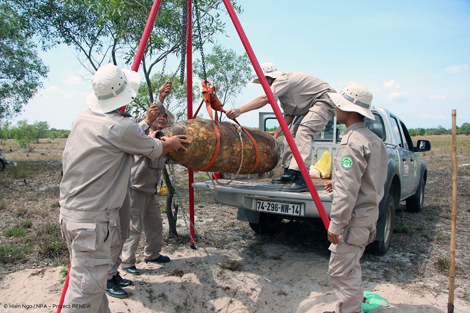 Detonating 750-pound bomb partly dismantled by scrap metal collectors