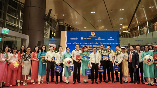 Vietnam’s first international flight lands at Van Don airport