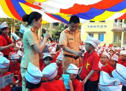 3000 helmets presented to yen bais children