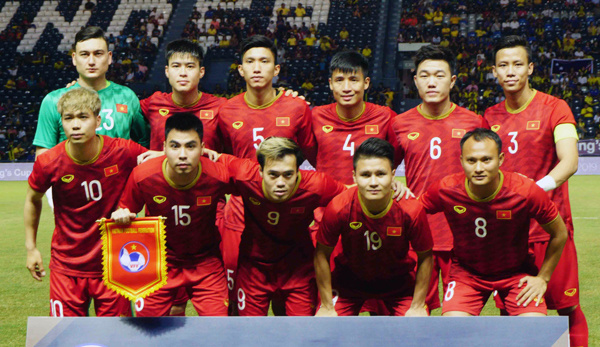 Vietnam football team, coach appointed ambassadors for anti-plastic waste campaign