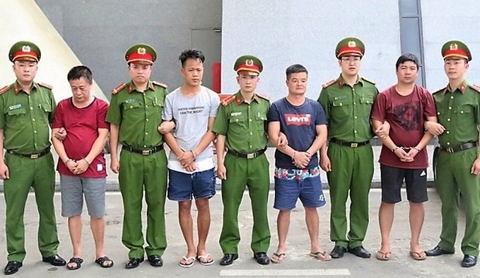 Vietnam hands four smugglers over to China