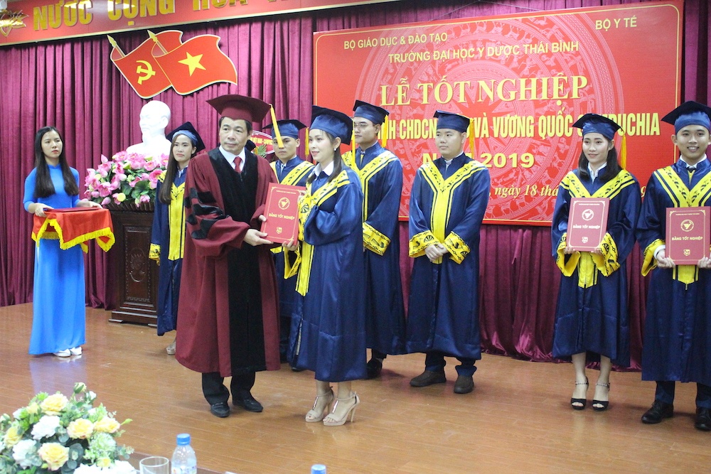 44 Laotian and Cambodian doctors graduate from Vietnam training program