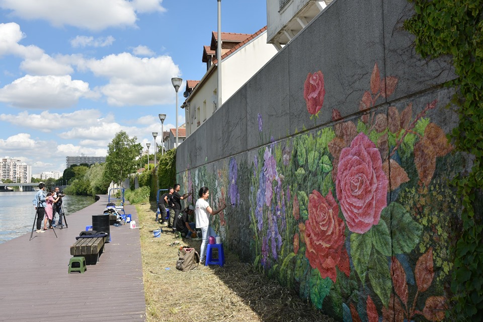 Vietnamese artists decorate dyke wall along Seine river bank