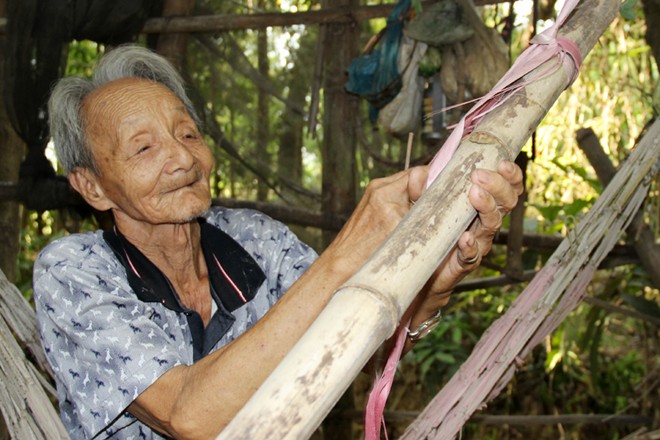 92-year-old 'birdman' lives in tree-house for eight years
