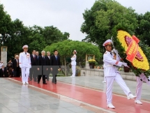 Leaders pay tribute to war heroes, martyrs
