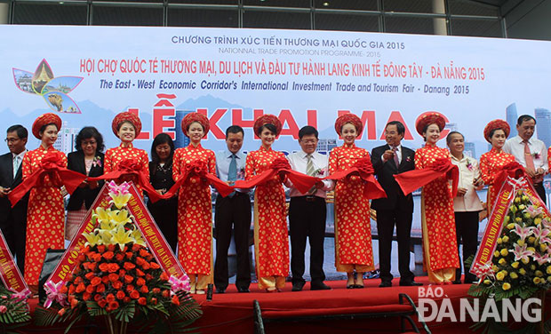 east west economic corridors fair opens in da nang