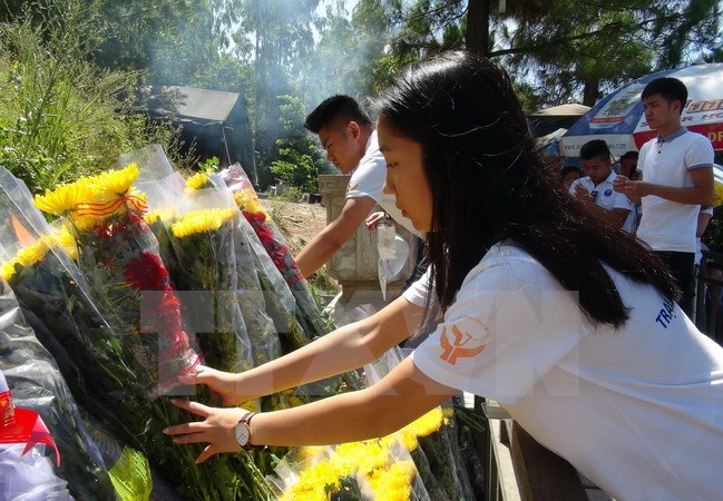 Delegates of Vietnam Summer Camp 2016 visited General Vo Nguyen Giap’s grave