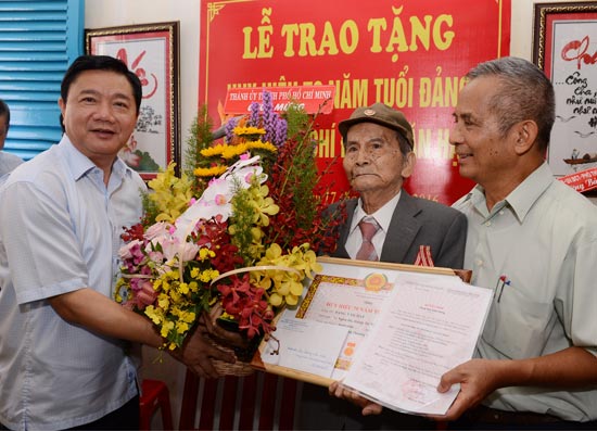 ho chi minh city presents 70 year party membership badge to mr dang van hat