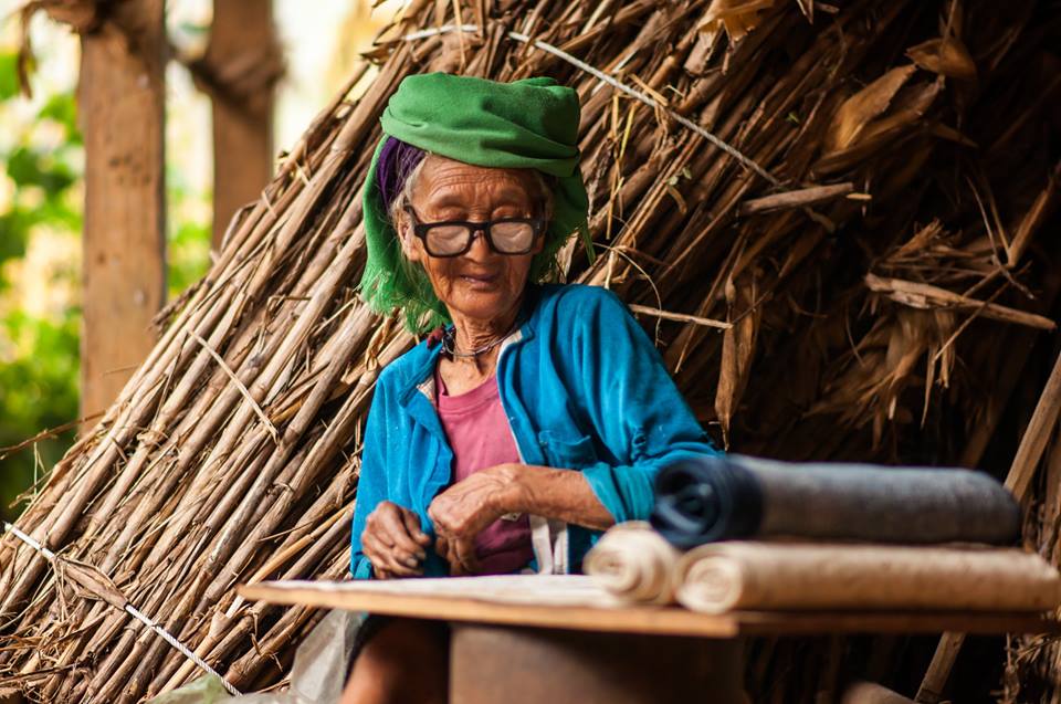 Try the unique linen products of the Hmong people in Lung Tam Village