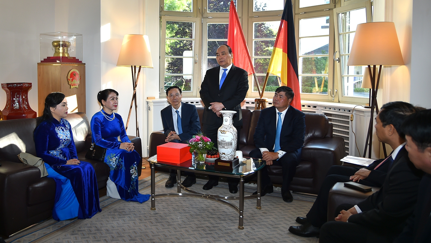 PM Phuc visits Consulate General’s staff in Frankfurt