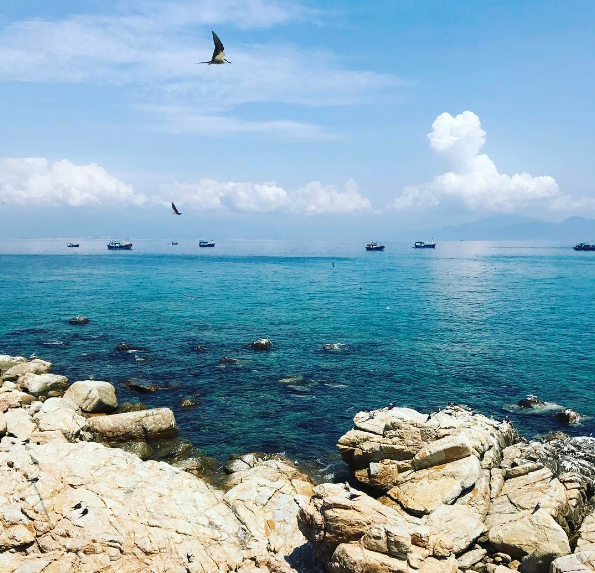 Unique double beach in Nha Trang’s Hon Noi Island